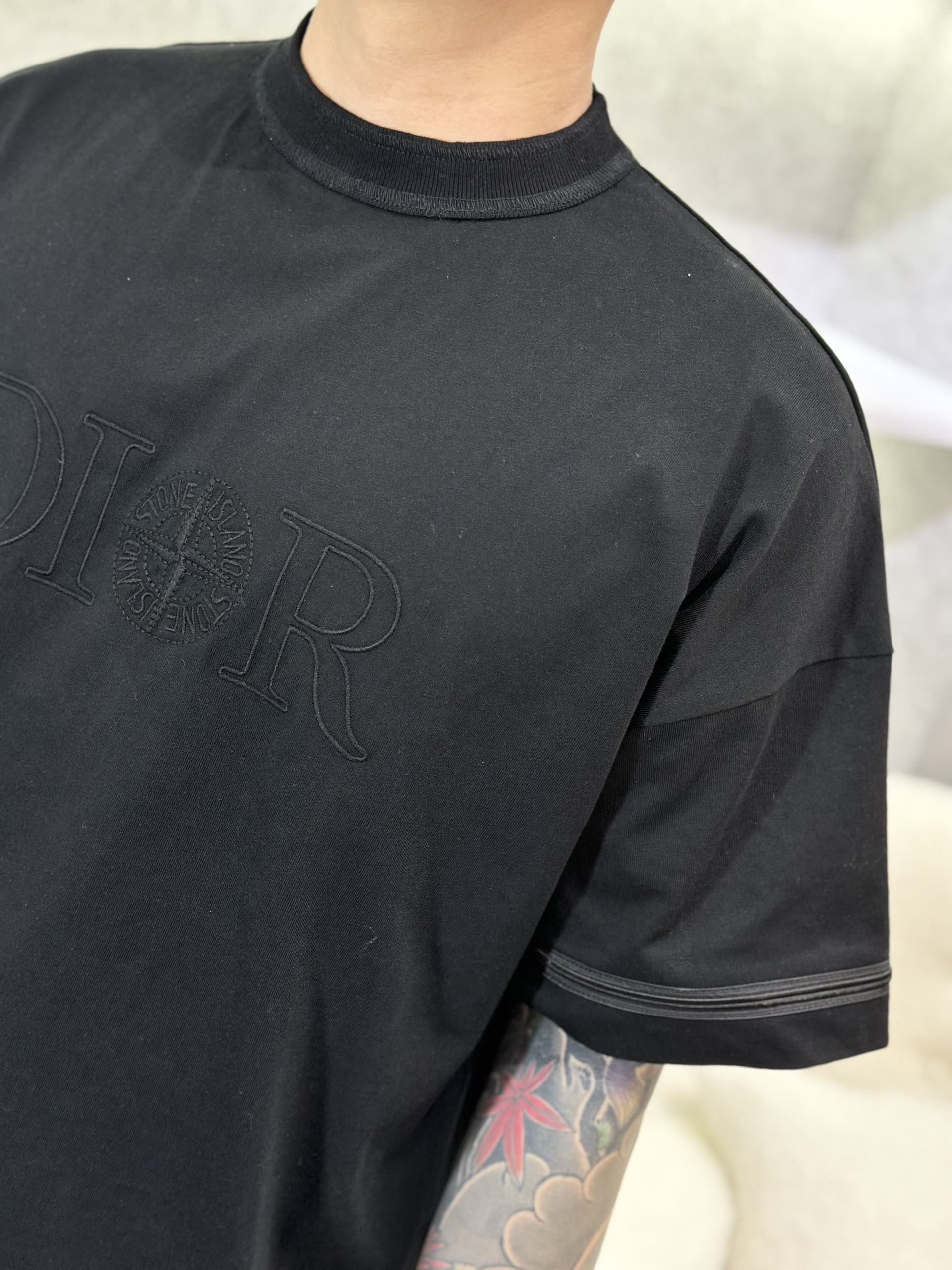 Áo phông T-shirt Dior Đen logo chữ thêu ngực Like Auth on web VTN